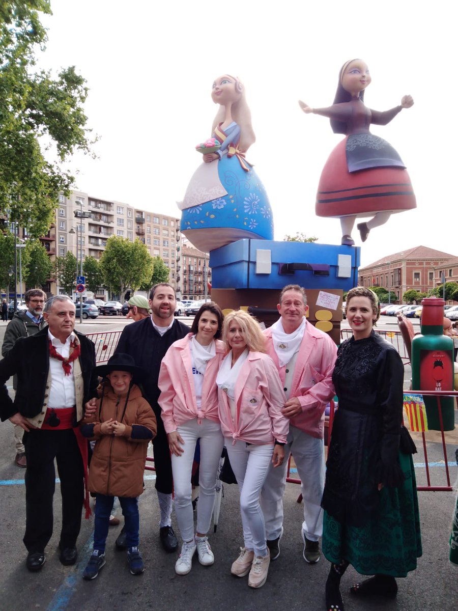 Asterlogr's tweet photo. Hoy hemos celebrado el aniversario de la Casa de la Comunidad Valenciana participando en una ofrenda de flores 🌷🌷🌷 https://t.co/swyQugdnPB