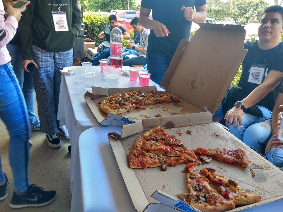 isaquinva's tweet photo. Pizza Pizza Pizza y networking!🍕 #FrontendUnited #CaliDev #PizzaTime https://t.co/2JeFKpYNof