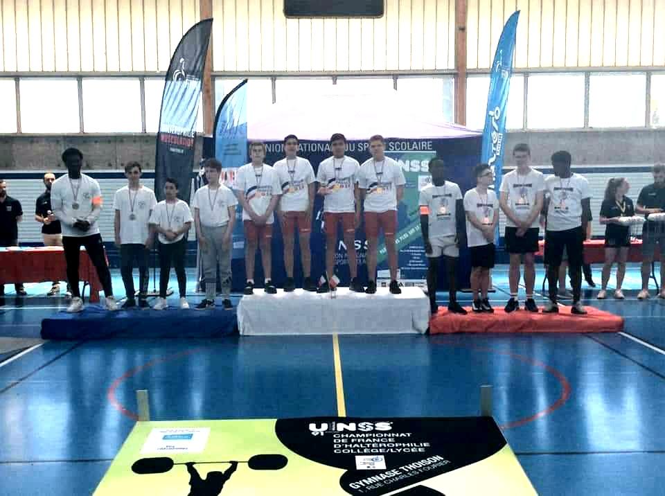 As_GDNCaen's tweet photo. #fierte #sportscolaire #gueriniere
Les garçons du collège Guillaume de Normandie de @caen vice  champions de France 🇫🇷 @unss d' #halterophilie.
Un grand bravo 👏 🏆🥇à eux !!!
@UNSSCalvados @UNSS_CAEN @acCaen @MavilleCaen @CaenOfficiel https://t.co/gofkXZ6CjH