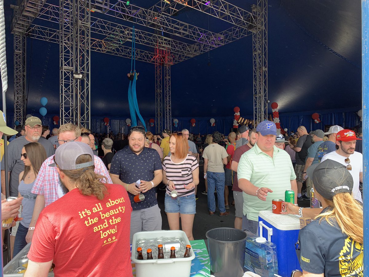 STLBEER's tweet photo. It’s all about the beauty and the love at @4HandsBrewingCo annual Lupulin Carnival! #stl #stlbeer #LupulinCarnival2019 https://t.co/QY6cHPb8TQ