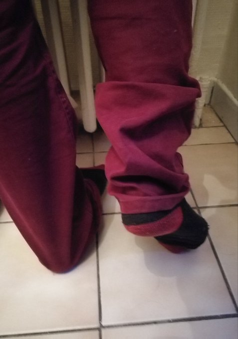 Viens foutre ta t&ecirc;te dessous pendant que je fume,grosse merde.  Put your head under while I smoke, asshole<a href="/tag/footfetish"class="tags"><span>#footfetish</span></a><a href="/tag/feet"class="tags"><span>#feet</span></a><a href="/tag/socks"class="tags"><span>#socks</span></a><a href="/tag/findom"class="tags"><span>#findom</span></a><a href="/tag/smelly"class="tags"><span>#smelly</span></a><a href="/tag/paypig"class="tags"><span>#paypig</span></a>