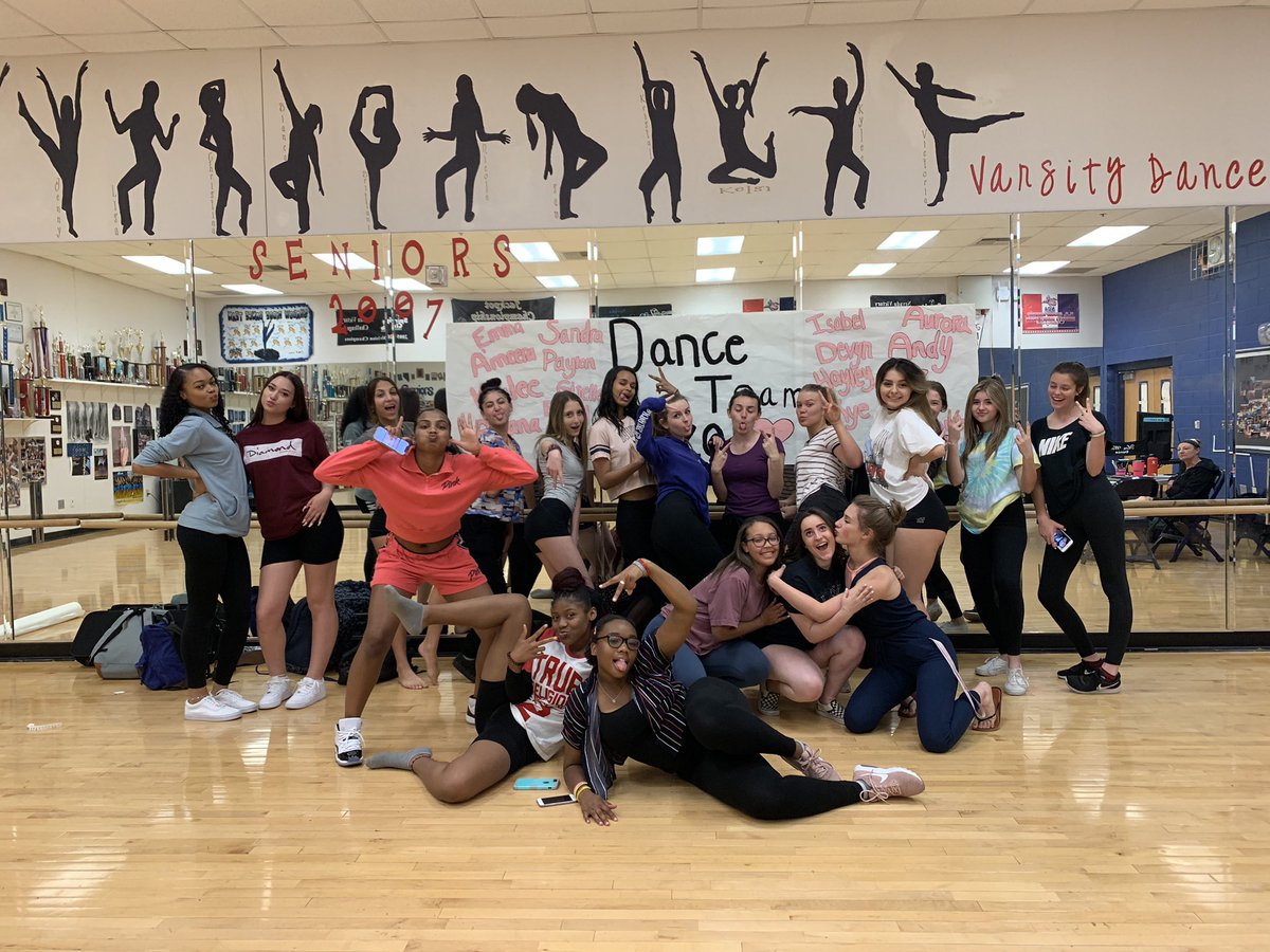 stangthangsss's tweet photo. here’s your new 2019-2020 srhs dance team! we’re so excited to see what this coming year has in store with all these talented dancers! summer practices are coming up and we’re ready to put the work in! 💛 https://t.co/XjvDTZTJHR