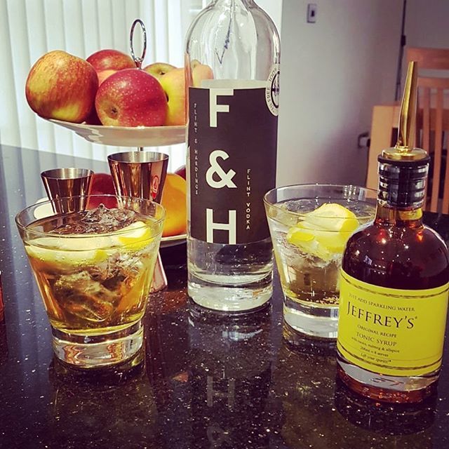 jeffreyspremium's tweet photo. Happy Saturday everyone - time for a Jeffrey’s - cheers! #saturdayvibes #vodkaandtonic #tonic #tonicwater #tonicsyrup #justaddsoda #drinks #drinkswithfriends #spirits #liftyourspirits https://t.co/y8e8Xgf0NT