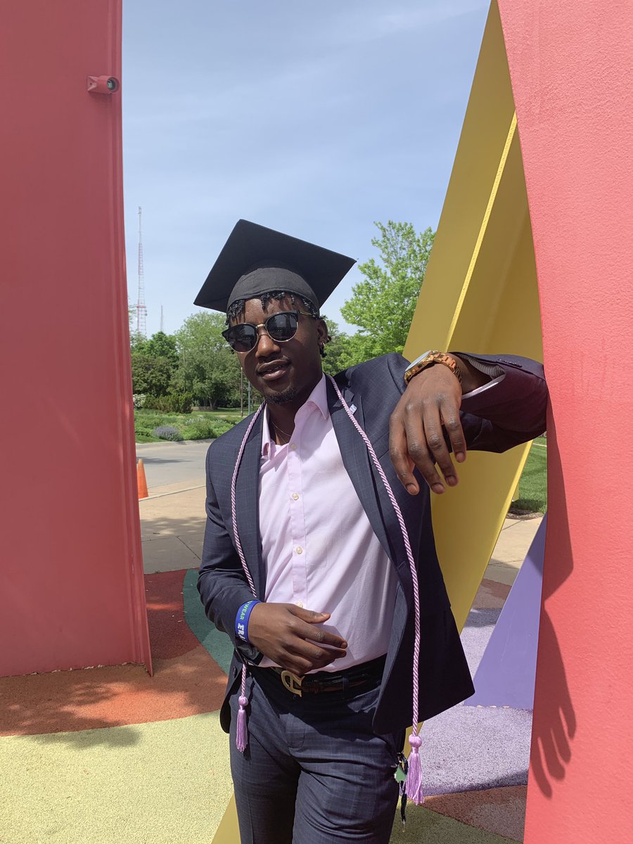 BasketballMann5's tweet photo. I graduate today😤🤯

Highschool? .......Practice😎 
College?...... warm-ups🥵
Next?......... game time😈💰 https://t.co/zxeE6OVd5Y