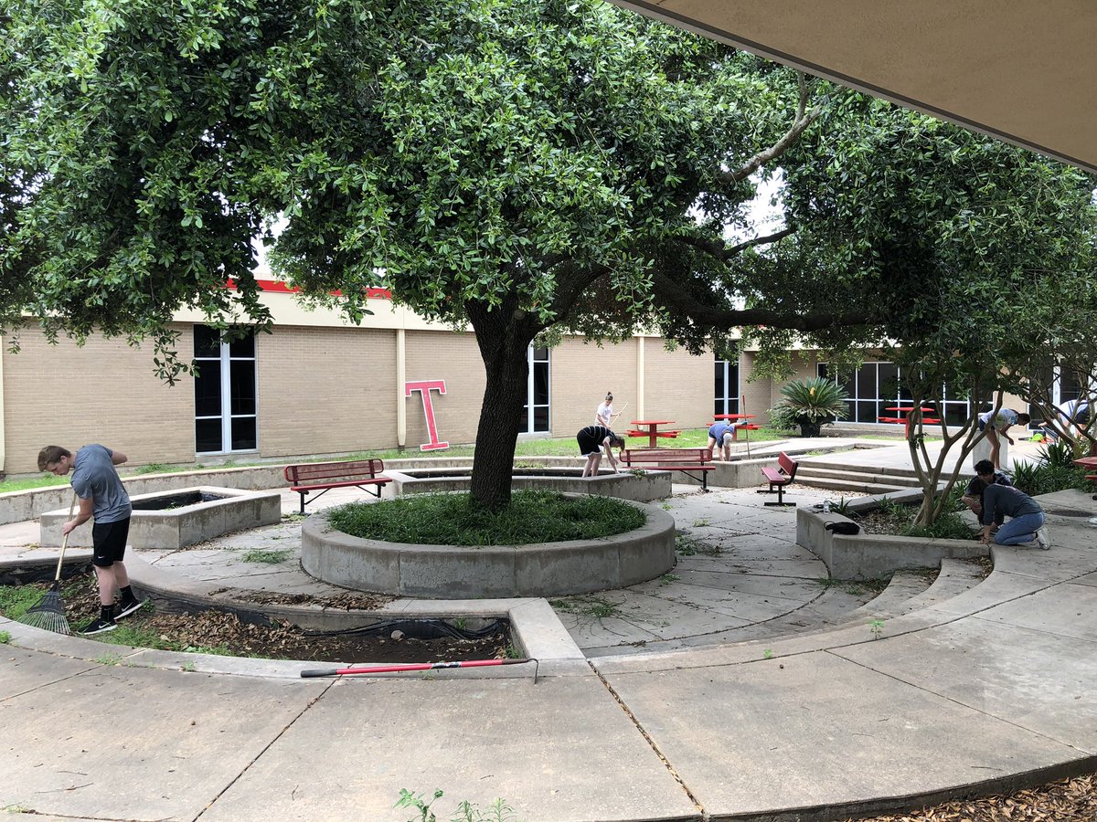 Dr_RussellEvans's tweet photo. #THANKYOU to the @TISDTHS NHS students and Senior Girls for spending Saturday helping with the start of the beautification project for the Senior Atrium! #WAYTOGOCOOGS #LeaveYourMARK #ClassOf2019 @THS_Mr_Vierkant @spo_hs @THS_Mrs_Finger https://t.co/qxI8LGq0nE