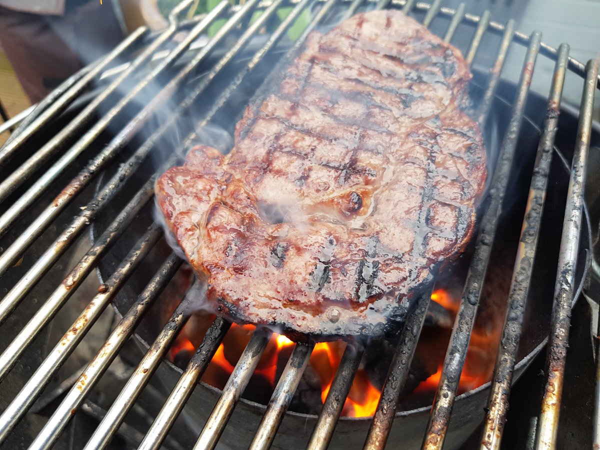 GrillmasterAl's tweet photo. I couldn't resist a steak night for a change 😏👍 https://t.co/0uuKIBSoSd