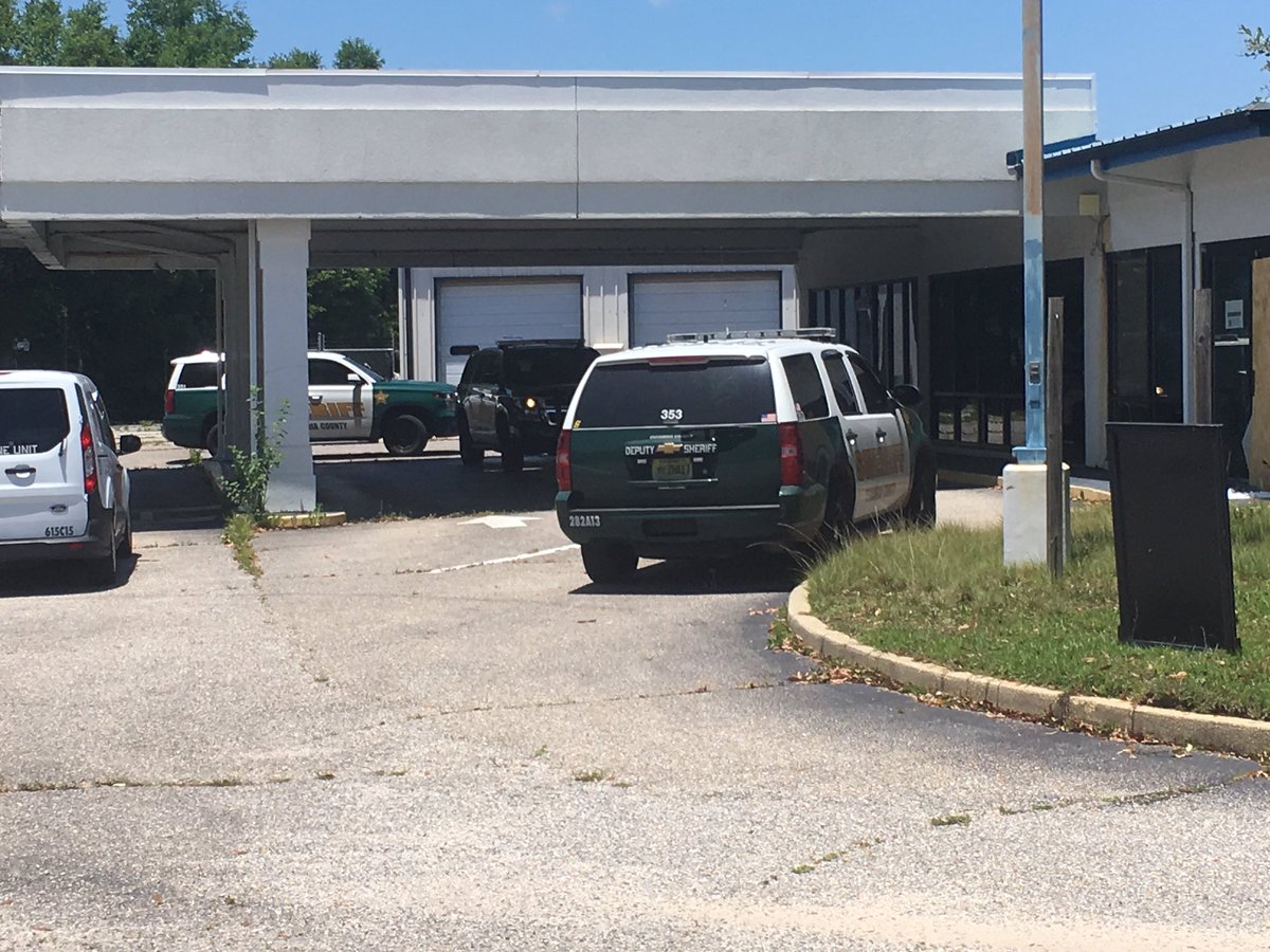 WEARTV_Showers's tweet photo. #BREAKING A man has been arrested after authorities say he started more than one fire inside the former Honda  Dealership at 5600 Pensacola Boulevard. The State Fire Marshal’s Office &amp; Escambia County Sheriff’s Investigators are on Scene. @weartv has details. @wear_al https://t.co/3p0gNgd74u