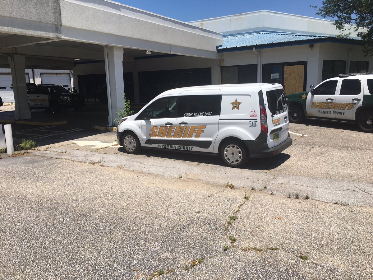 WEARTV_Showers's tweet photo. #BREAKING A man has been arrested after authorities say he started more than one fire inside the former Honda  Dealership at 5600 Pensacola Boulevard. The State Fire Marshal’s Office &amp; Escambia County Sheriff’s Investigators are on Scene. @weartv has details. @wear_al https://t.co/3p0gNgd74u