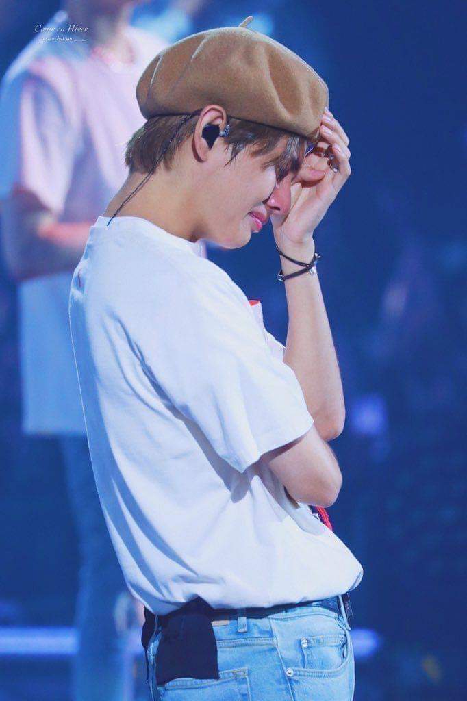 bts_feeh's tweet photo. AI TaeTae eu não gosto de te ver assim, isso me parte o coração
Nós ARMYS te amamos,Te apoiamos,Te queremos bem 
Queremos ver você feliz e nao desse jeito
Cadê aquele sorriso que eu amo eu n to vendo, mais espero que logo logo você fique bem viu
TE AMAMOS
#TaehyungYouArePerfect https://t.co/QWRMQDDBA6