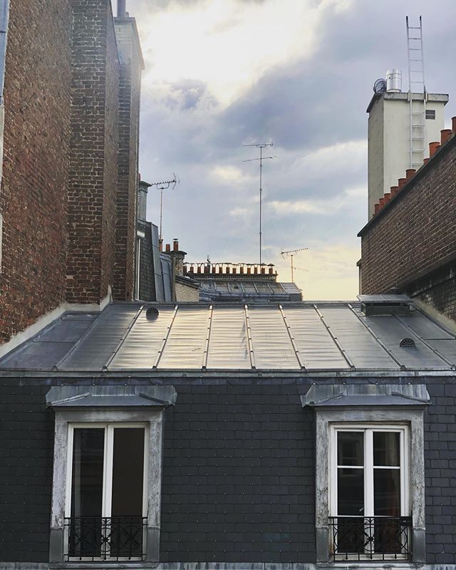 Les toits de Paris #paris #sunset #cozy #urban #picture bit.ly/2QcSMIL