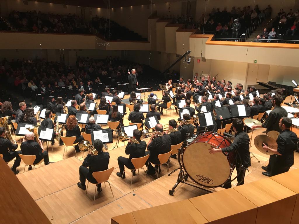 Culturadival's tweet photo. �� Aquesta jornada del Certamen de @BandesDival es tanca amb l'actuació de la banda convidada @banda_smpvb, que dirigida per Vicent Pérez ha interpretat peces com 'Mi Barcelona' o 'Euphoric City' 🎷🥁🎺
📸@bauldfotos https://t.co/1gtNfdApSn