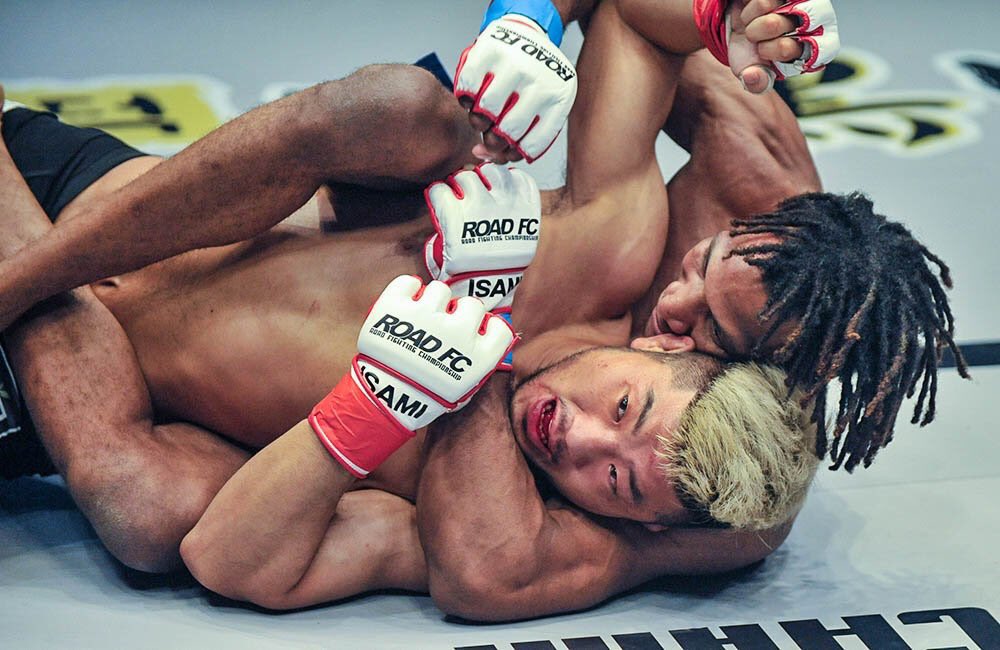 FqMMA's tweet photo. 🚨#Roadfc53 :
Quelle performance ‼️
Notre 🇫🇷🇹🇳 #MansourBarnaoui soumet #KwonASol dès le 1er round et devient le nouveau 🏆 Légers du @ROADFC 👏👏👏
Il remporte par la même occasion le million 💵 promis au vainqueur du tournoi.
#Magnifique @Mansourbarnaoui 🔥 https://t.co/gNGA7cqa9h