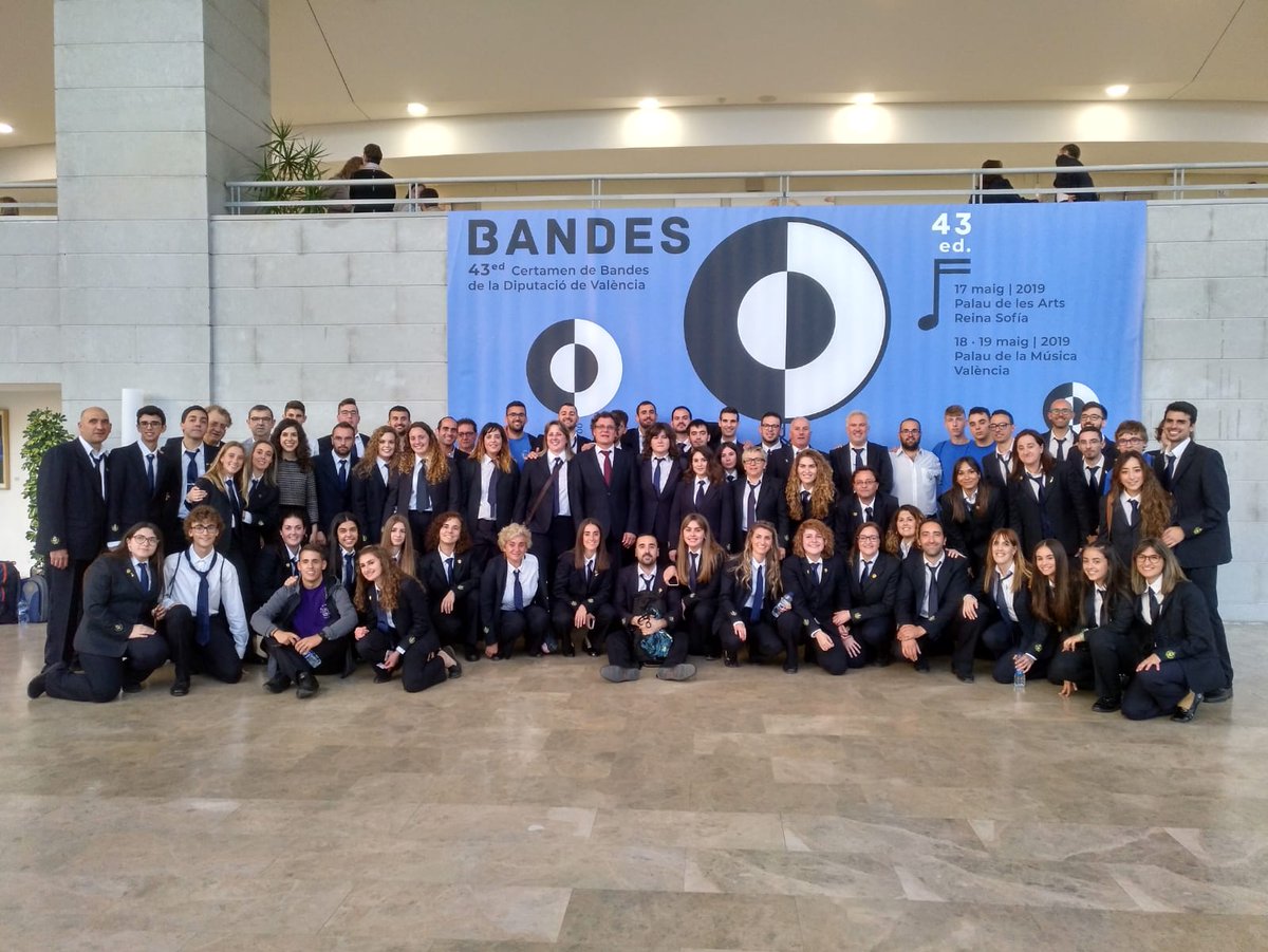 Culturadival's tweet photo. 📸 @CimYatova ha posat al fotoreclam del 43 Certamen de @BandesDival després de tancar els concerts de secció segona al @palaumusicavlc.

🏆 El jurat anunciarà la guanyadora d'aquesta secció després de l'actuació de la banda convidada @banda_smpvb 🎼

#CertamenBandes #Bandesdival https://t.co/fQXPsrNP63