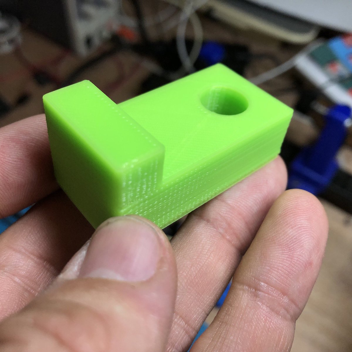 TomasDeCamino's tweet photo. Un poco de #3dprinting hoy! Creando unas agarraderas para una mesa #maker #whatareyoumaking https://t.co/tvzAjO3oQb