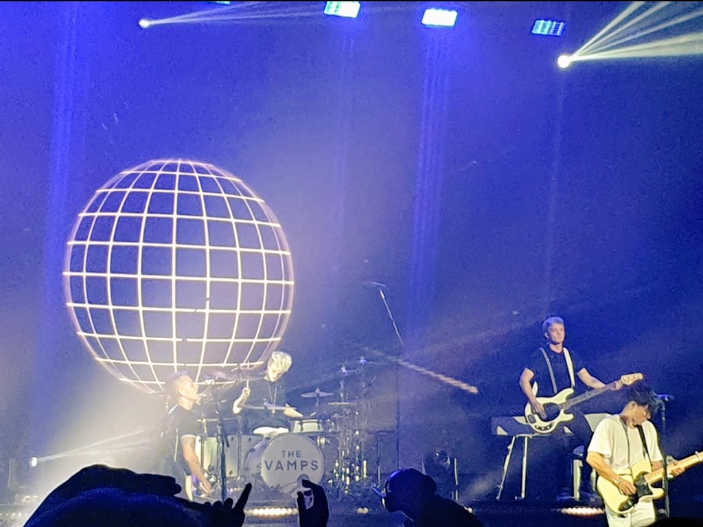 AmandaFarrarrrr's tweet photo. @TheVampsband You were amazing tonight! #lovedit @TheVampsBrad @ThevampsJames @TheVampsCon @TheVampsTristan #ManchesterApollo https://t.co/CEX4BJDFWw
