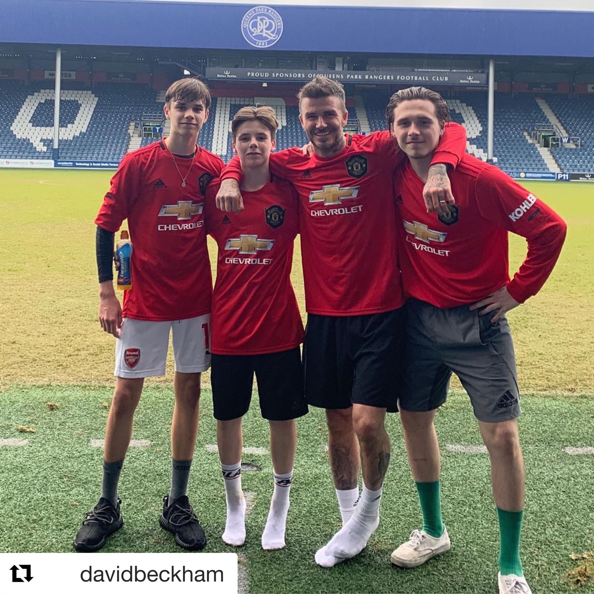 Manchester United 勝利の男神 ベッカムファミリーが19 シーズンのユナイテッドのユニフォームを着て記念撮影 ユニフォームもかっこいいし ベッカムは歳をとってもカッコイイねえ アーセナルのパンツ履いてる子はグーナーで有名なんだよね笑 T