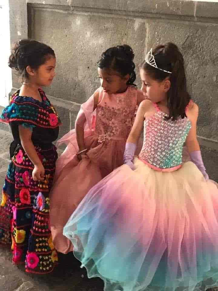 llenatdechiapas's tweet photo. Para que ser una princesa de Disney si puedes ser una Reyna mexicana con un vestido de #Chiapas ?  😍😍 https://t.co/2LLDK5kdUX