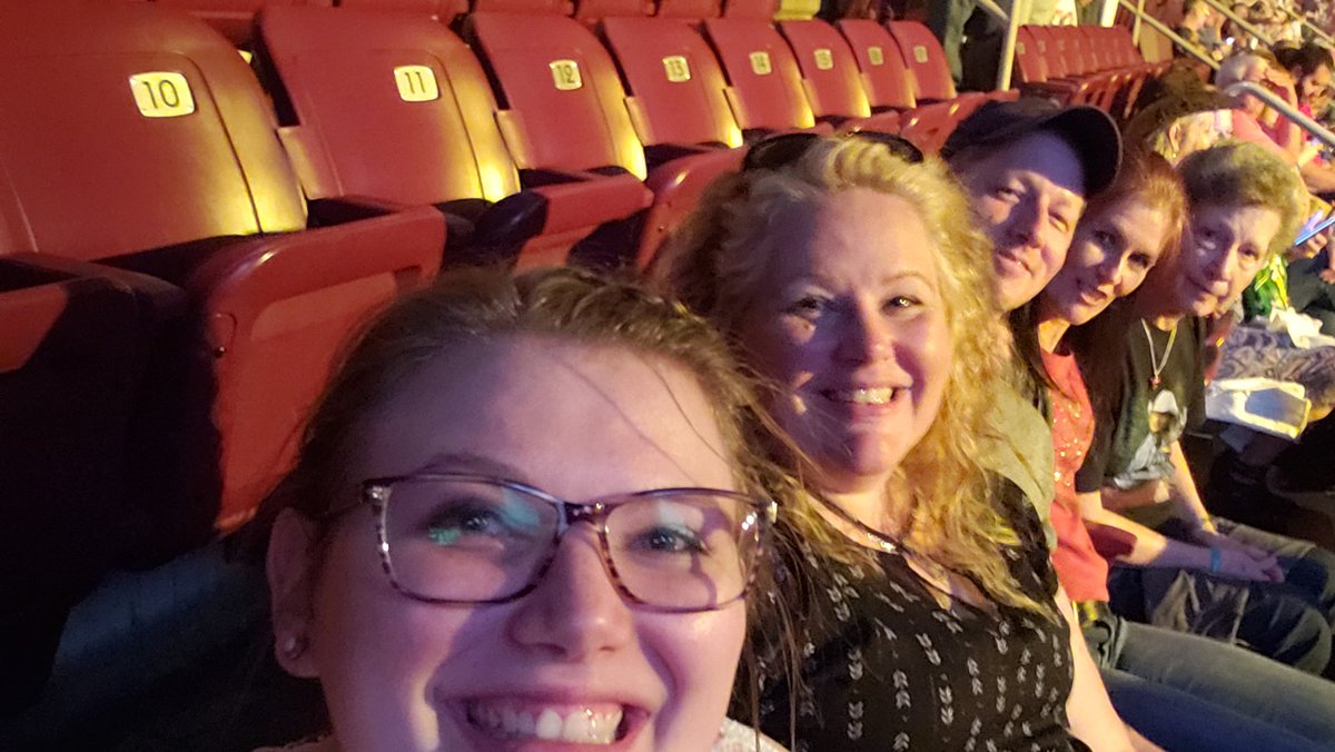 AngeleyedDan's tweet photo. #GiantCenter #AlanJackson @OfficialJackson Mom's birthday gift... and AJ concert! https://t.co/PowRRHpBt9