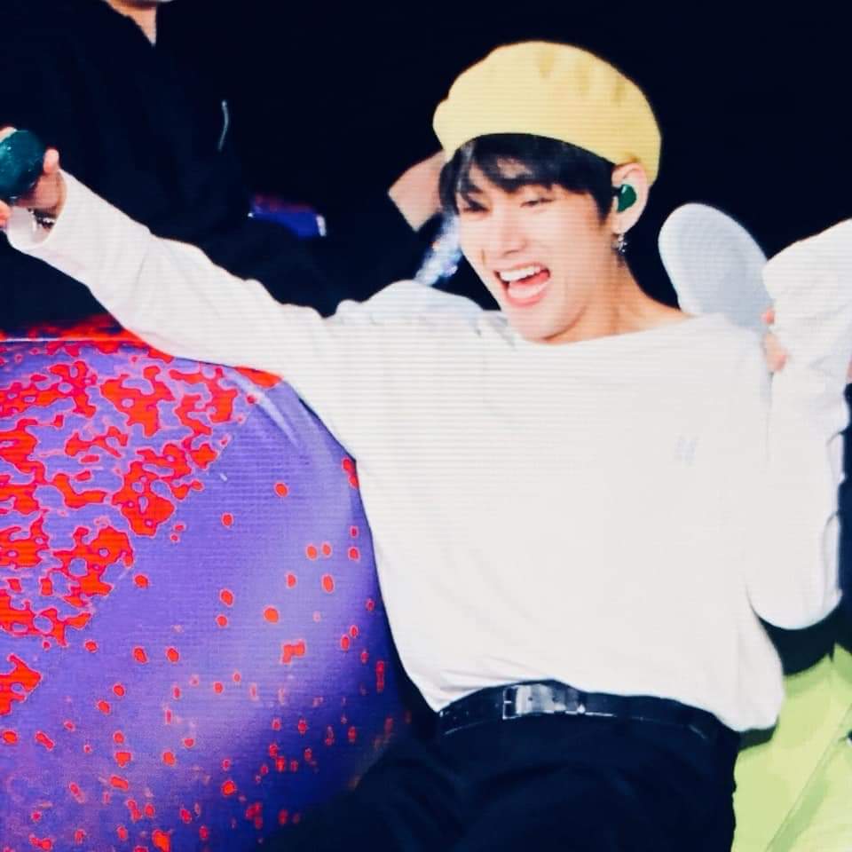 taetruthuntold_'s tweet photo. 💜Mi hermoso bebito, lo amo mucho:(. Me encanta verlo sonreír como sólo él lo hace✨, es tan bonito. El talento le desborda, su voz es tan perfecta y su personalidad es única, tanto que te hace quererlo mucho en muy poco tiempo agjsk:((🧡❤️❤️
#TaehyungYouArePerfect @BTS_twt https://t.co/Gk4LyKFHWJ