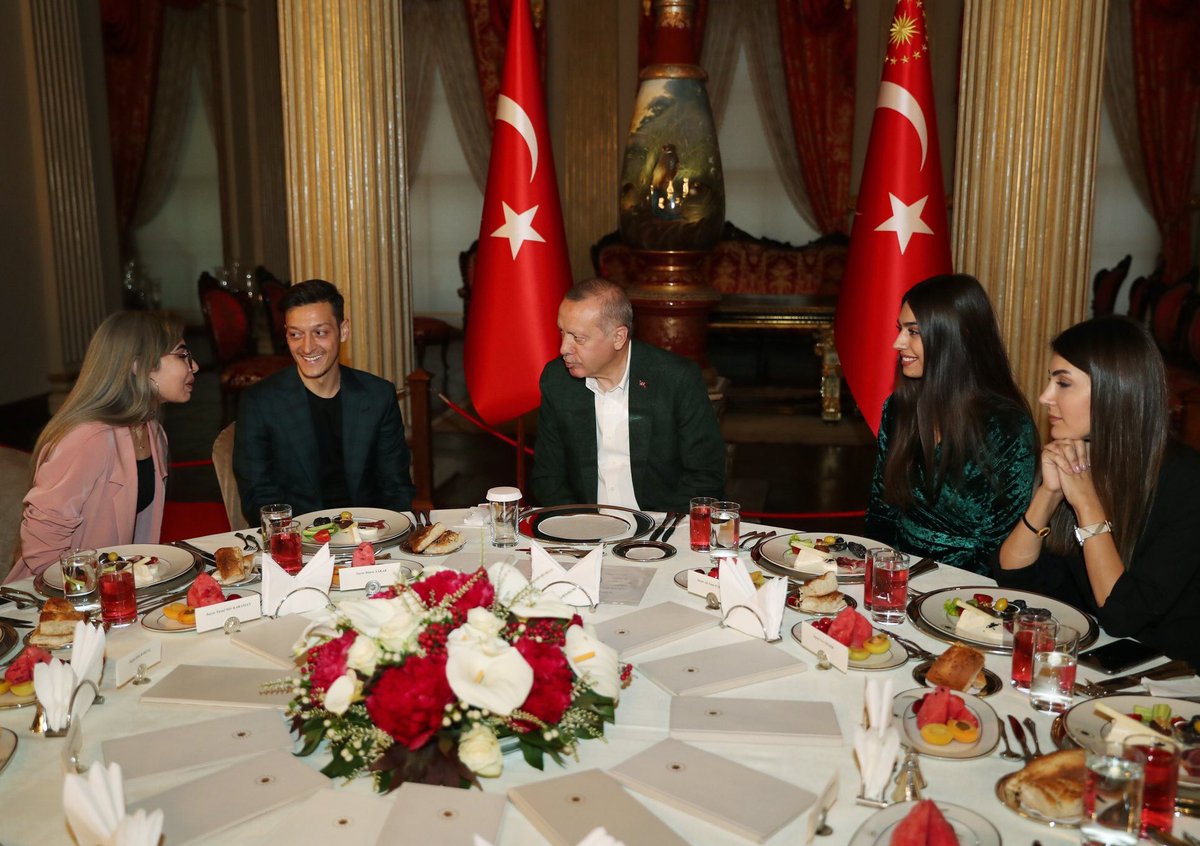 TopcuElmas's tweet photo. #Türkei - Fastenbrechen im Präsidentenpalast #Özil https://t.co/BYxEBwp5m3