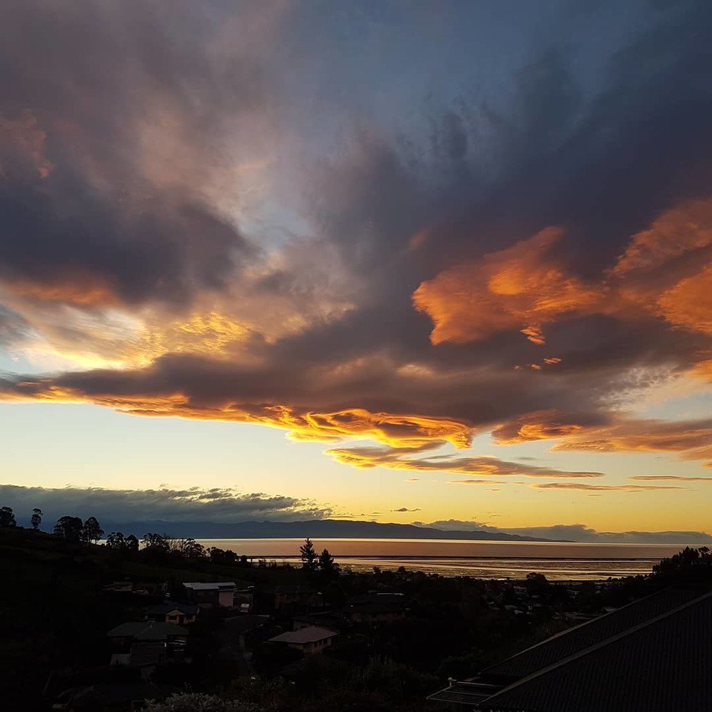 SeafloorScience's tweet photo. New Zealand forgot how to cloud.
⛰
#clouds #cloudsandmountains #sunset #sunseasky #dramaticclouds #surreal #dreamscape https://t.co/9gRJ6RIbVf https://t.co/tHVW9Kk70h
