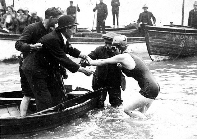WeirdBristol's tweet photo. In 1927, 21 year old Kathleen Thomas became the first person to successfully swim the #Bristol Channel between England and Wales. The distance across the water was 11 miles but the tidal pull made her passage more than 22 miles. She completed her feat in just 7 hours &amp; 20 minutes https://t.co/oko6jnffgA