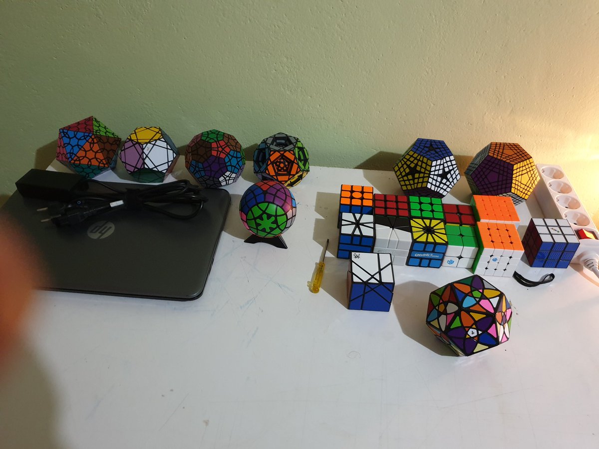 Estantería y mesa repletas de cubos , cds, vinilos,  dvds.. 😂😂😂😂😂😂