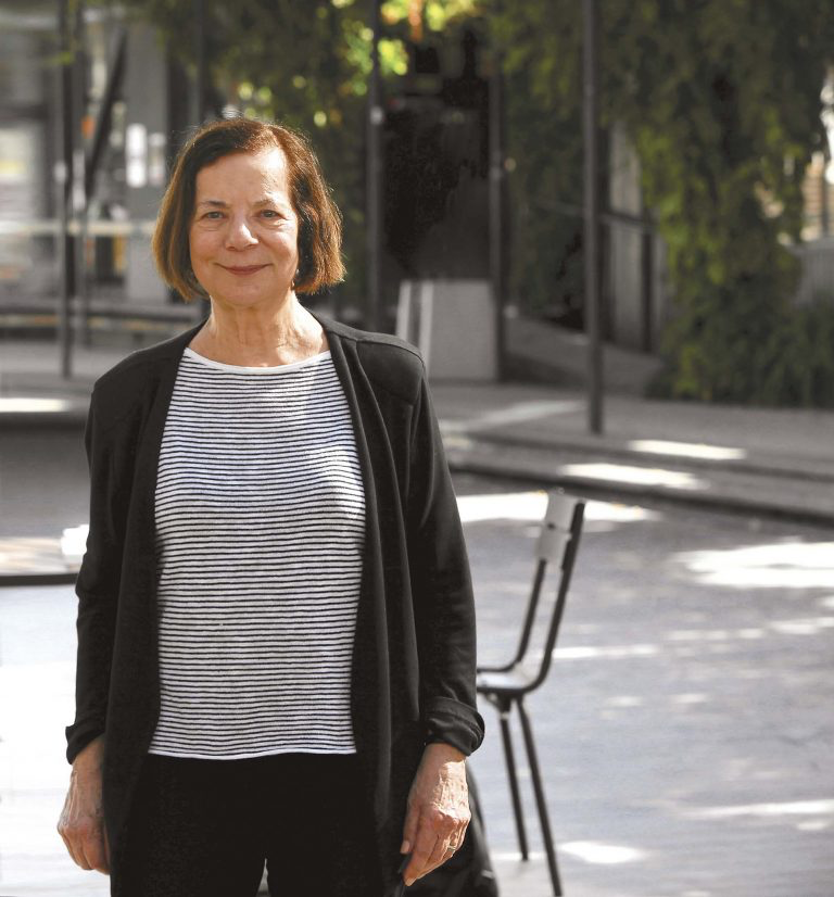 lfuentesarce's tweet photo. Hoy en Revista @RevistaMasDeco de @latercera aparece un reportaje a Susan Fainstein nuestra invitada de @HarvardGSD sobre la ciudad justa. Muy orgullosos como @IEU_T de haber podido tener a Susan con nosotros. Nos dejó muchas enseñanzas. https://t.co/tl7Rlh1dGD