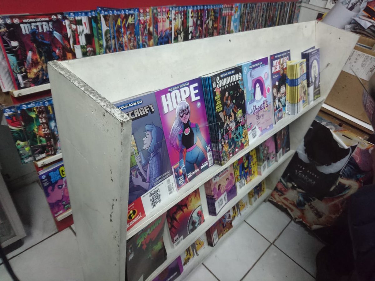 dibujosshinzen's tweet photo. #freecomicbookDay hoy en @shazamcomics Vayan por su cómic gratis, hay ofertas y firmas de autores. ☺
#devorandocomics #DevorandoComicsCl #Comics #Chile https://t.co/u2GEAclSgn
