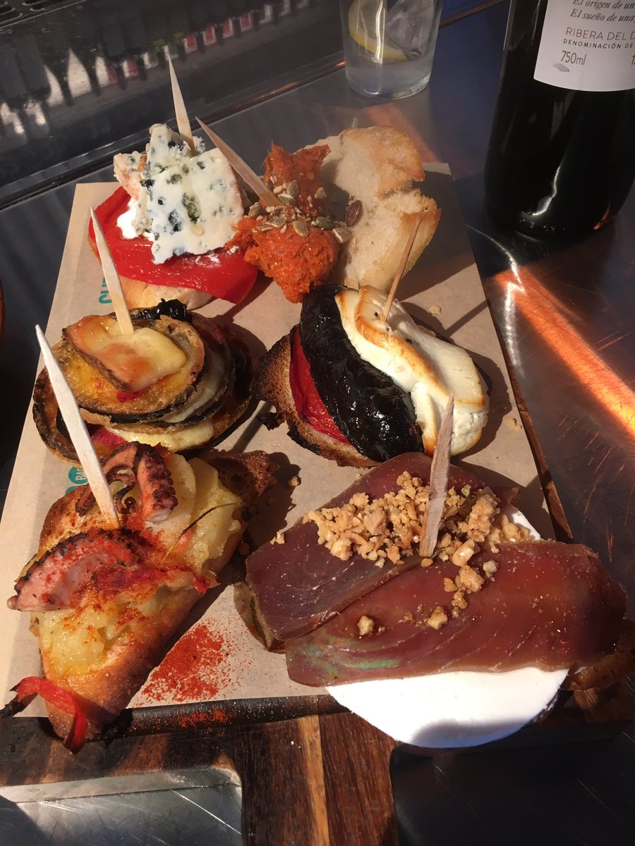 Food_A4thought's tweet photo. today we enjoyed trying the #Lobster & #Crayfish roll from @thetwoanchors and #ChickenRoti from @Makasih_sf in @FoodSticky ... nipped over to #Santiagos where we tried amongst other things shamefully over salted #Boquerones ☹️ and then ended in @CuradoBar for top #pintxos 👌🏻😋 https://t.co/bihQvEFLAf