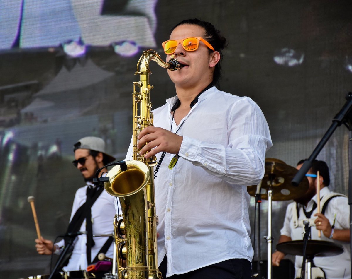 Los Brass se encargaron de abrir el Escenario Vivir es increíble y poner a bailar a los primeros asistentes #Viviresincreíble