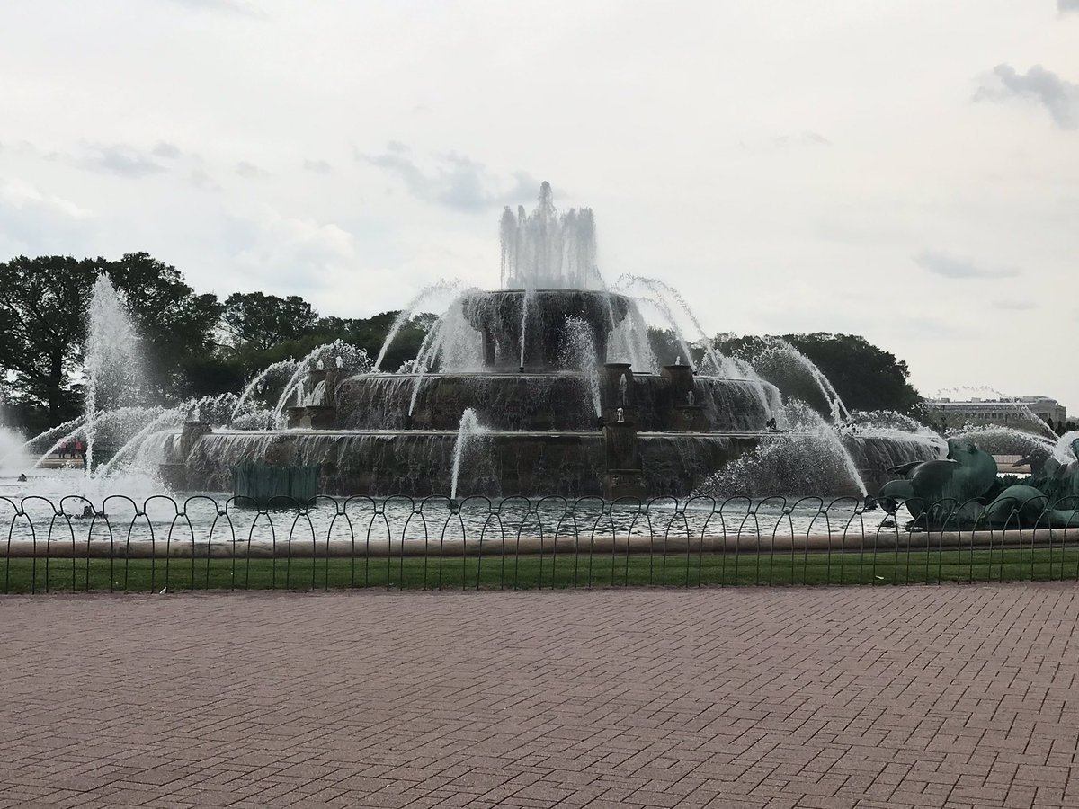 prizzo129's tweet photo. Love and marriage, love and marriage, goes together like a horse and carriage.....#marriedwithchildren #wheninchicago #chicago https://t.co/hiP2JqlllG