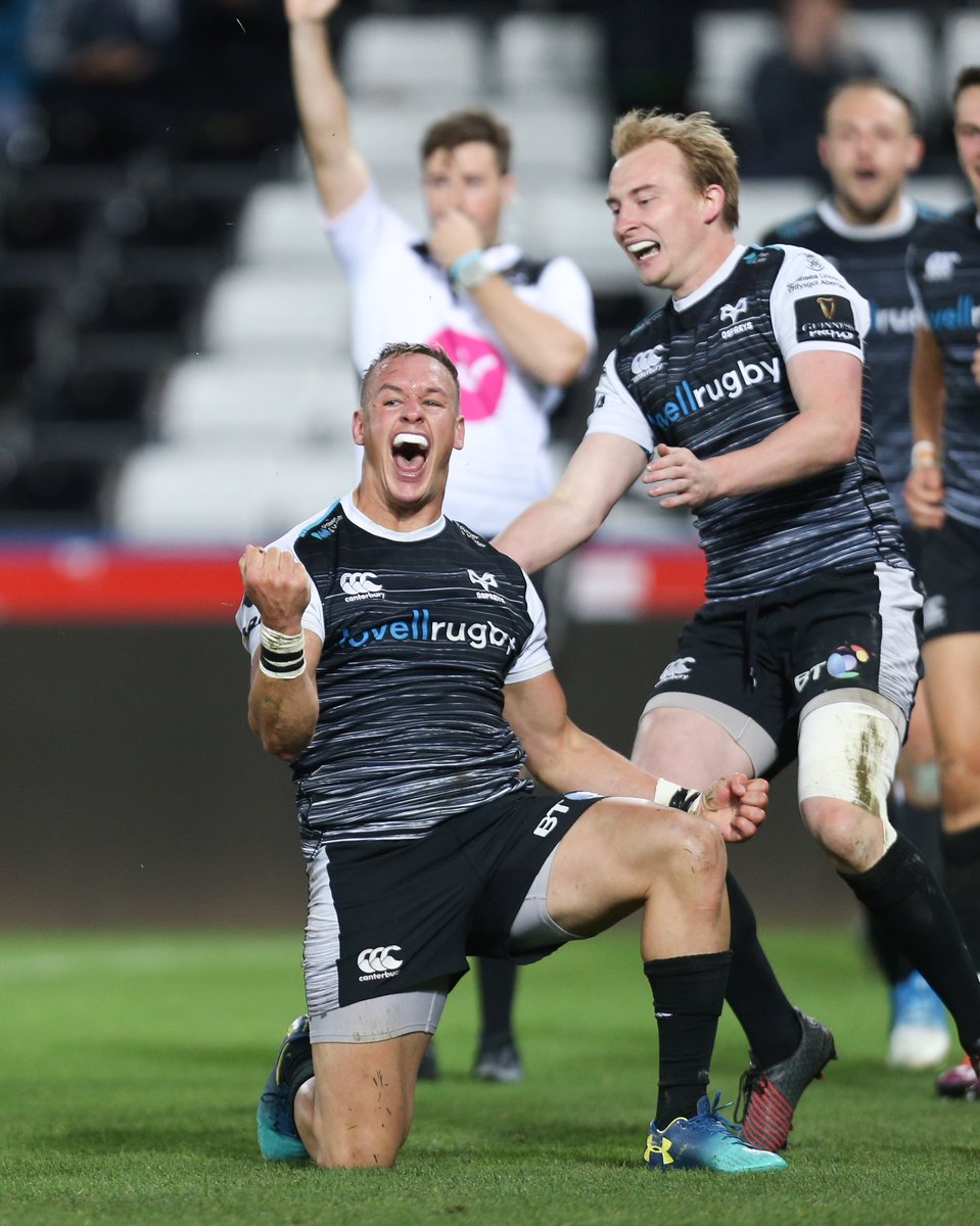 ospreys's tweet photo. Full time score Ospreys 21-10 @scarlets_rugby 💪🏉

#OurBloodIsBlack https://t.co/JiIsLt15S7