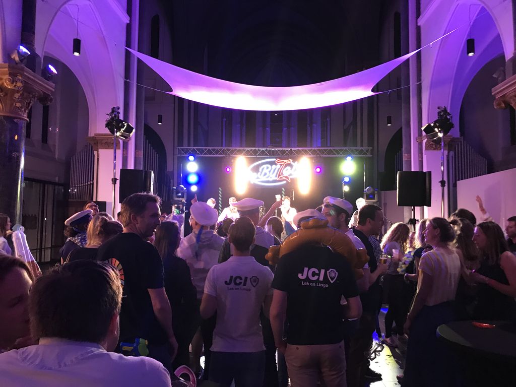 Feest in de Stad Klundert als afsluiting van het landelijke congres dit jaar georganiseerd door JCI Volcke Rack. Vandaag met tal van excursies in onze gemeente en maar liefst EUR 22.500 opgehaald voor het goede doel om van zout water zoet water te maken in derde wereldlanden.