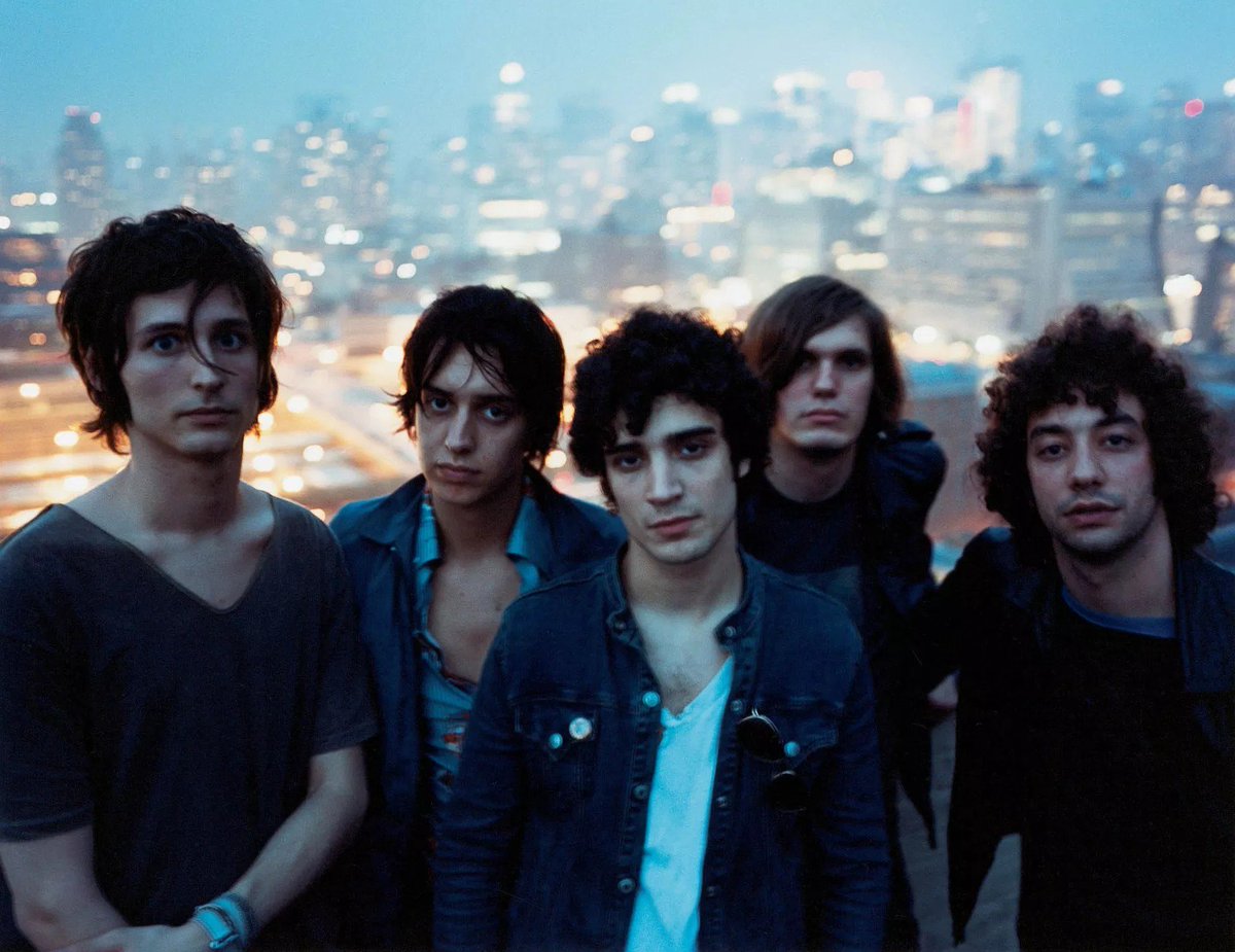 brasilstage's tweet photo. Dias de glória: .@thestrokes​ voltou para nós, meros mortais.
Dias de luta: trazê-los para o Brasil.
Os fãs já estão empenhados, junto com a @Queremos. Mais detalhes sobre a campanha e sobre The Strokes na matéria! 😎 
Confira: https://t.co/cPxUfLhwTi

#BrasilStage #TheStrokes https://t.co/Uk5Yk2CTnm