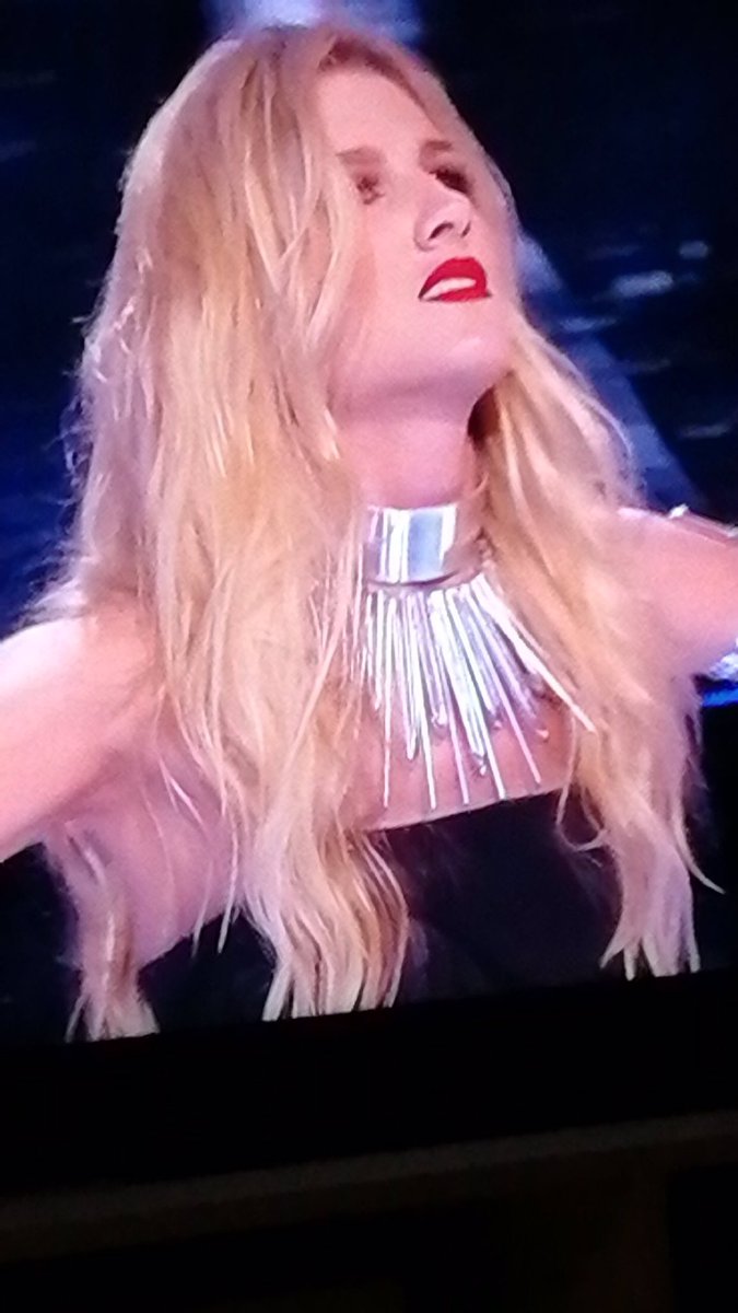 VCouhe's tweet image. Arielle dombasle avant /après le réveillon de Noel. #eurovision