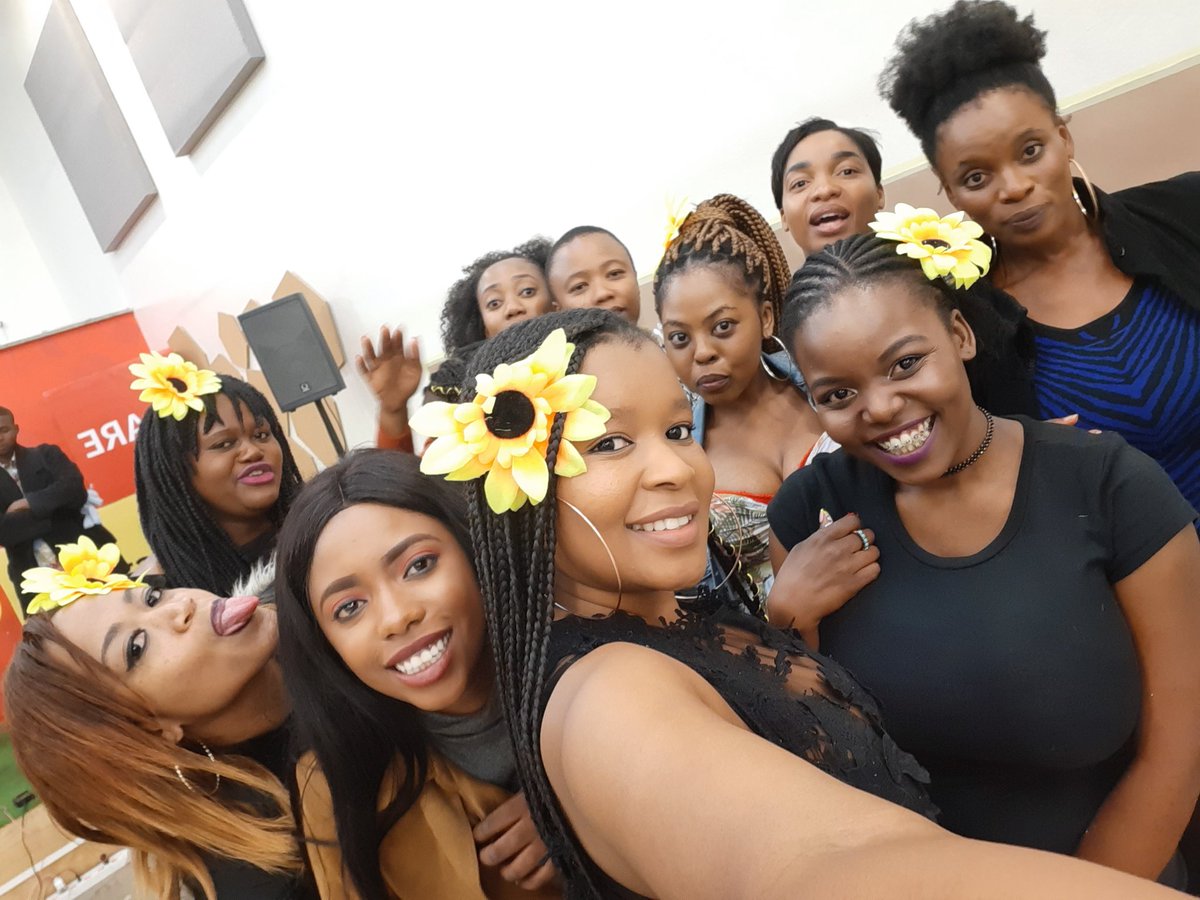 Lisher_Rayze's tweet photo. What a fulfilling evening it's been with the sunflowers! 🌻

@DJZaiMaya, @Thobi_M, @Senzi_M, @KeaNcube, @Gigi_Lamayne, @queenazizzar, @MatukuNicolatte, @ThandowMasina, #Nothende, #Tholakele &amp; #Daisy, y'all are gems! 💎

Thank you for everything @spokenpriestess.✨💕 #TheGreyCloud https://t.co/uj78hj1kXy