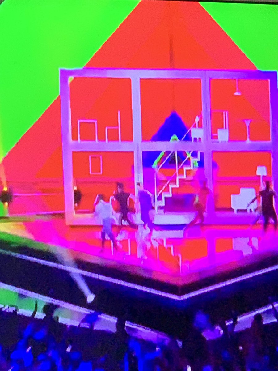 Pero que cojones con la estantería del ikea salimos me descojono #Eurovision