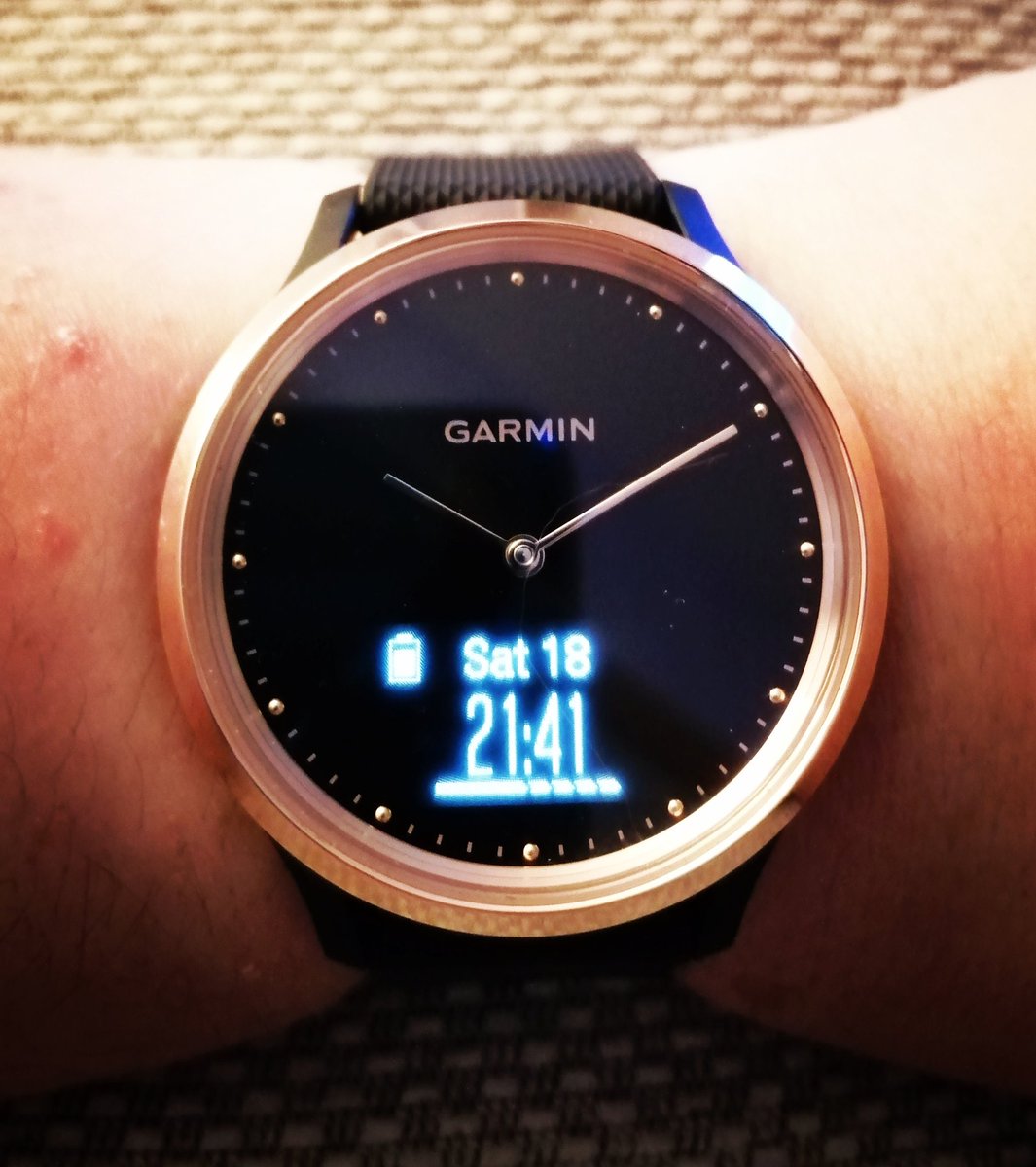 NotJustSkinD33p's tweet photo. My new toy #garmin #vivomoveHR #byebyeApple #newtoy https://t.co/iiEpK2fRO1