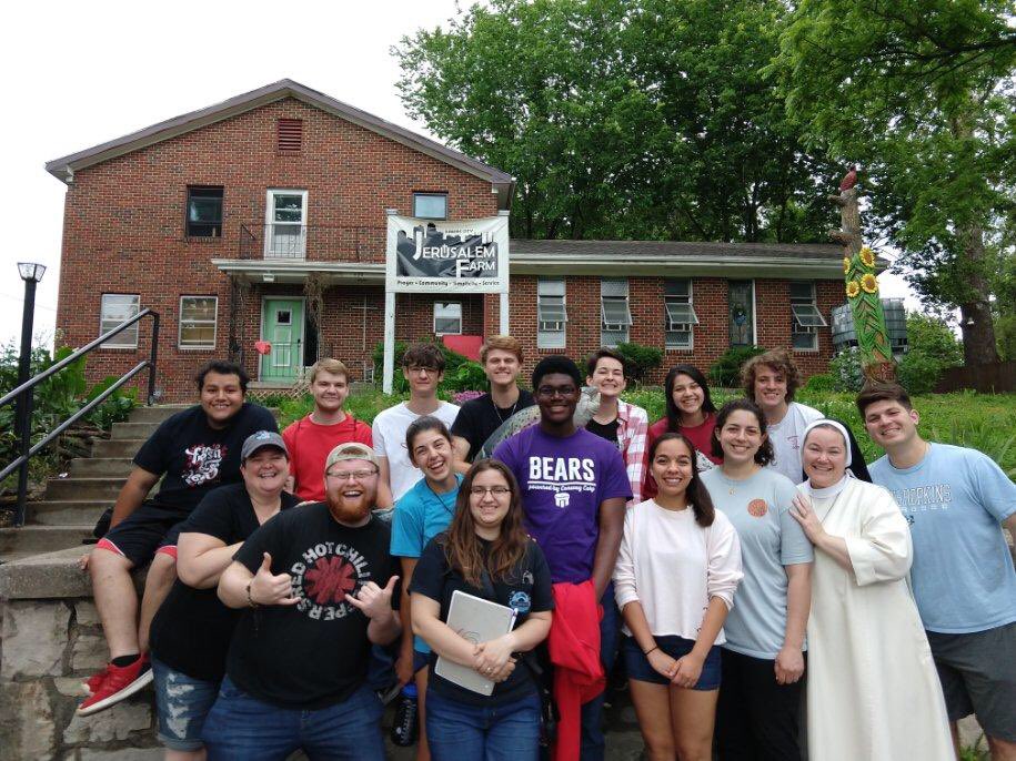 CatholicHOGS's tweet photo. Our domestic mission trip to Jerusalem Farm in Kansas City was a success! We enjoyed spending the week with other Diocese of Little Rock college students diving deep into community, service, simplicity, and prayer. https://t.co/s4Bw26yO6S