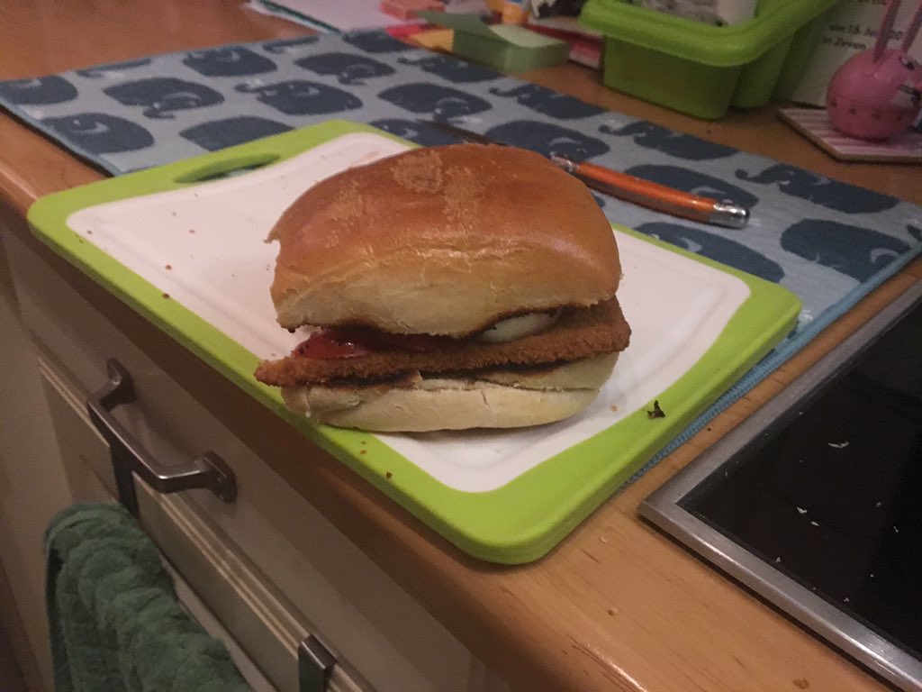 justin_betastic's tweet photo. Dies ist der: @Zombey Burger | Danke an Karl aka @NebelNiek für die Idee💪🏻
Schaut unbedingt beim Video dazu von ihm vorbei: https://t.co/mAmFoqSrAX
#zombey #nebelniek #nebelnice #karlikolumbus #youtube #burger #toasty https://t.co/VS4ltNLtkK