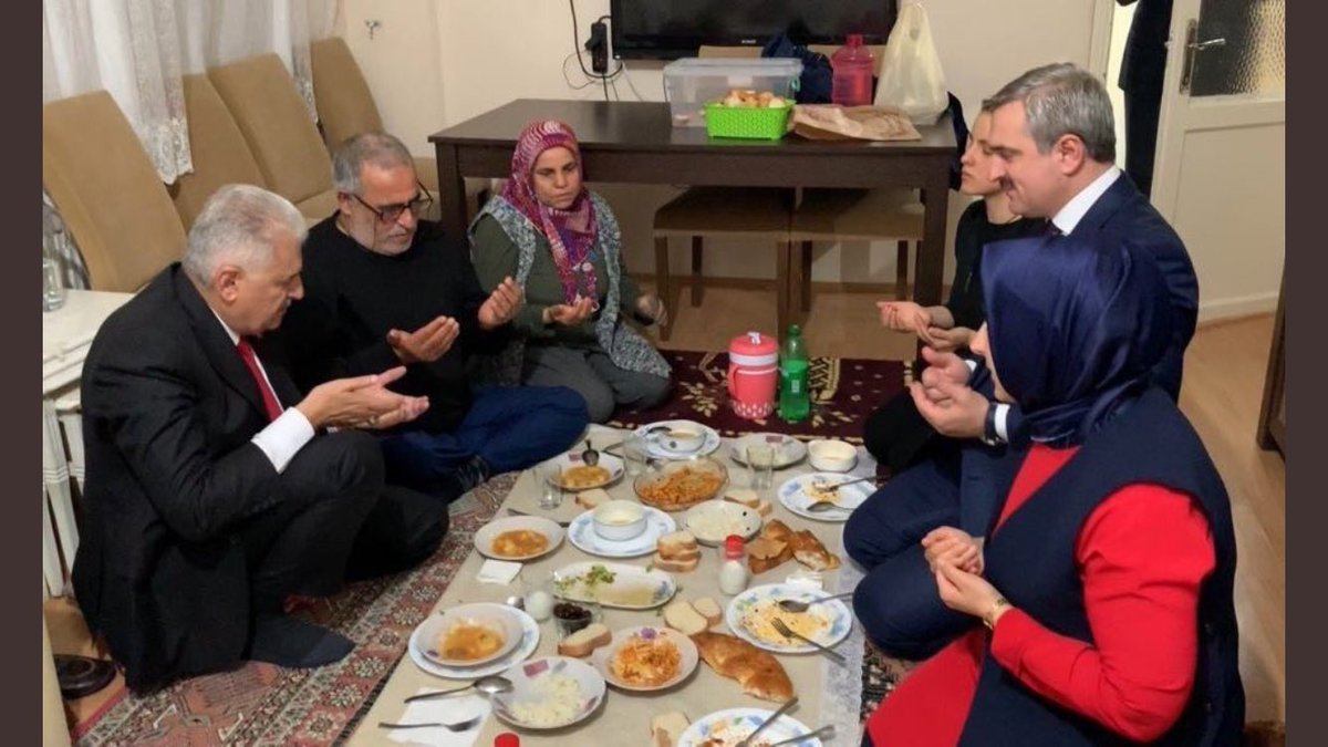 Masayı özel misafirler için mi açıyorlar acaba?