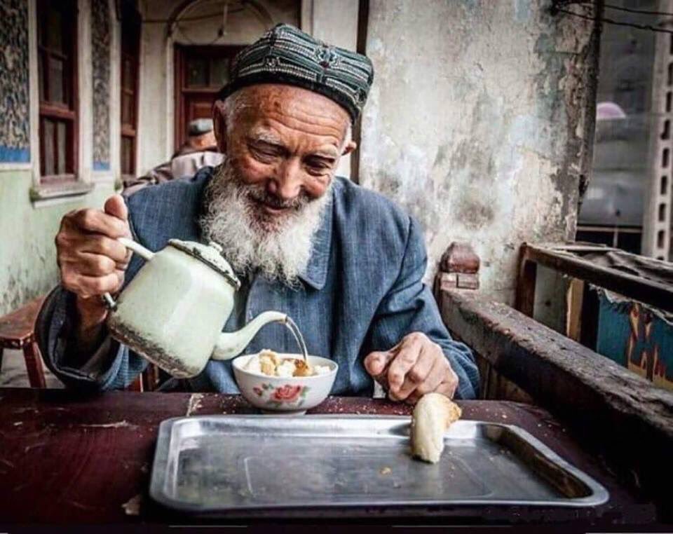 سُئل عن بشاشة وجهه، فقال : أستحي أن أحزن .. وأمري كله بيد الله !