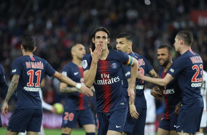 le_Parisien_PSG's tweet image. Cavani : "Je veux finir mon contrat ici. J'aime ce club, j'aime la vie ici, je suis bien avec ma famille. Oui bien sûr je serai là l'année prochaine." (Canal+) #PSG #Mercato
