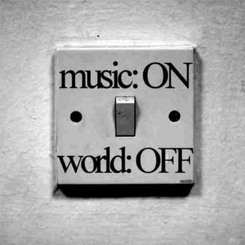 Littleminerva's tweet image. Lo único que no se apagará nunca es la música #musicon #worldoff