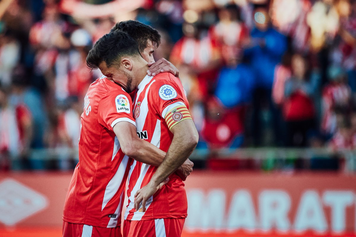 Los jugadores del Girona, tras perder ante el Levante.