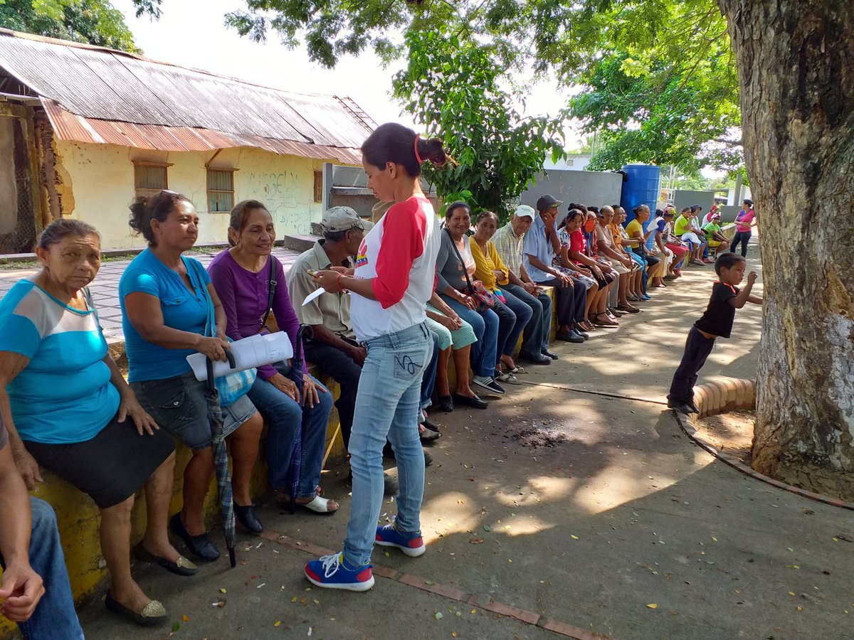 JhonnyA_Guti's tweet photo. #Hoy #18May En #Muñoz Continuamos La Captación De Personas De La 3era Edad Para El Registro De #ChambaMayor, Orientaciónes Emanadas Por El Presidente @NicolasMaduro
Revolución Es Inclusión. 
#TrumpFueraDeVenezuela 
@JBonaPSUV 
@RCarrizalezPSUV 
@PartidoPSUV 
@JMariarosa 
#SomosVE https://t.co/Bht2vSvHp6
