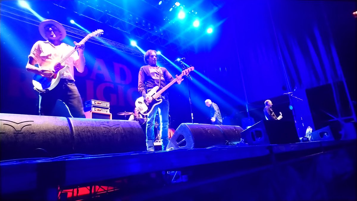 FestivalesInfo's tweet photo. Aquí están, estos son, los reyes el punk rock!!! @badreligion reventando el Iradier Arena de Vitoria-Gasteiz! Gracias #punkindrublic!!! #FESTINFO https://t.co/Bqa9t0S2A5