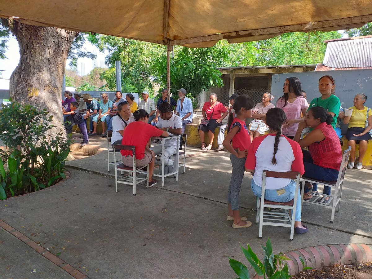JhonnyA_Guti's tweet photo. #Hoy #18May En #Muñoz Continuamos La Captación De Personas De La 3era Edad Para El Registro De #ChambaMayor, Orientaciónes Emanadas Por El Presidente @NicolasMaduro
Revolución Es Inclusión. 
#TrumpFueraDeVenezuela 
@JBonaPSUV 
@RCarrizalezPSUV 
@PartidoPSUV 
@JMariarosa 
#SomosVE https://t.co/Bht2vSvHp6