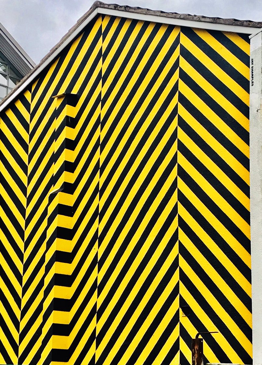 _timwiddowson's tweet photo. #StreetArt #Manchester #NorthernQuarter #JaySharples #ProbablyUsedARuler Brilliantly striking but not great on the eyes after a few hours on the beer! https://t.co/KbPC0caPEC